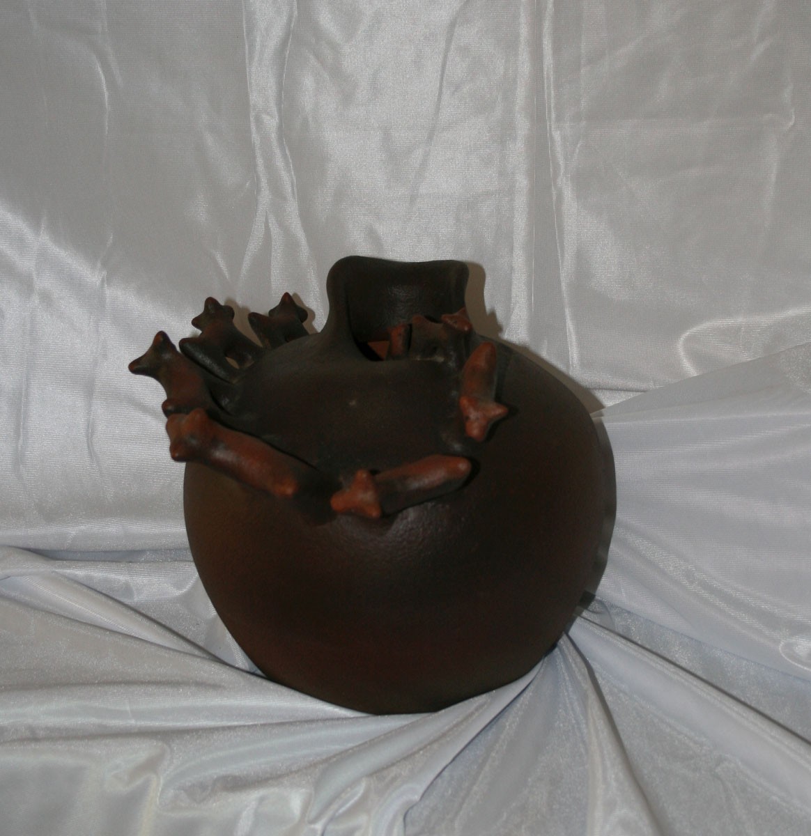 Gorshok s sobachkami. keramika h=23